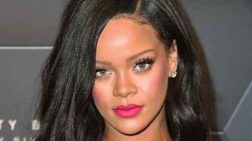 Szerdánként Rihanna is rózsaszínt visel, ráadásul latexet