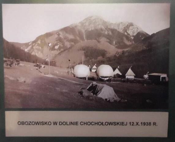 Obozowisko w Dolinie Chochołowskiej 1938 - fragment tablicy informacyjnej w Schronisku