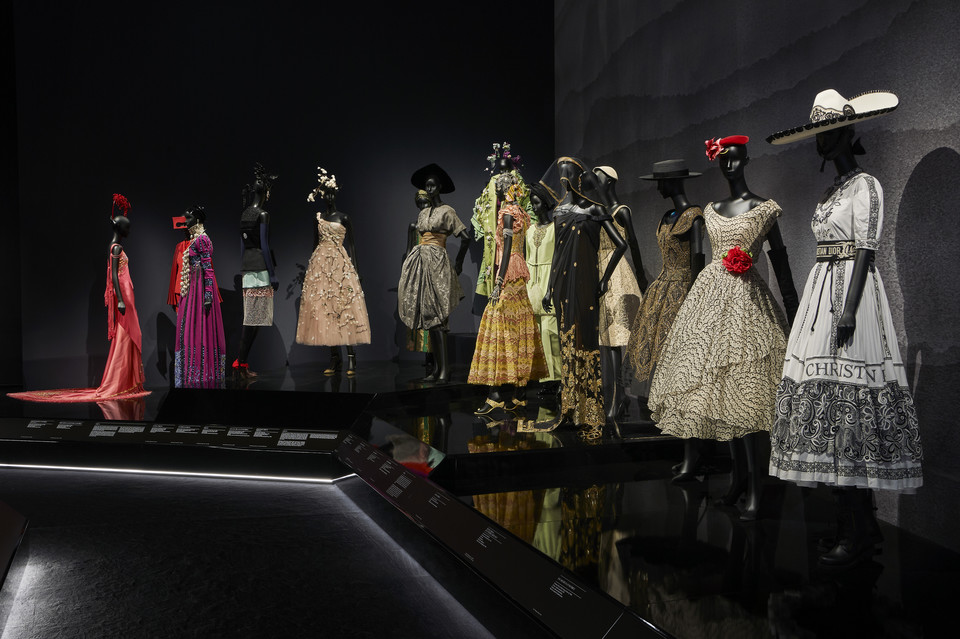 Retrospektywna wystawa "Christian Dior: Designer of Dreams" w Victoria & Albert Museum