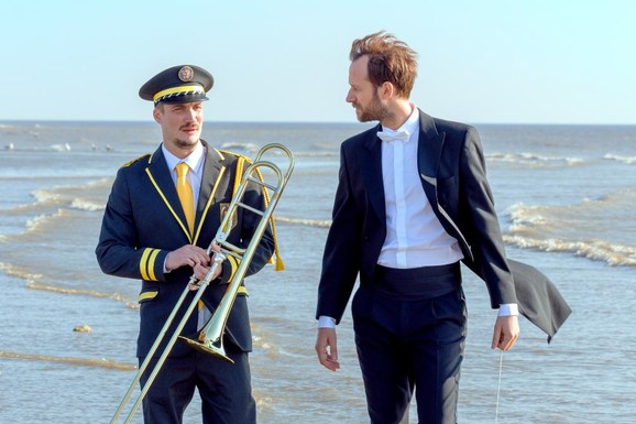DIRLJIVA PRIČA KOJA TOPI SRCA Muzika spaja dvojicu braće razdvojenih sudbinom: Film "Marš za fanfare" stiže u bioskope