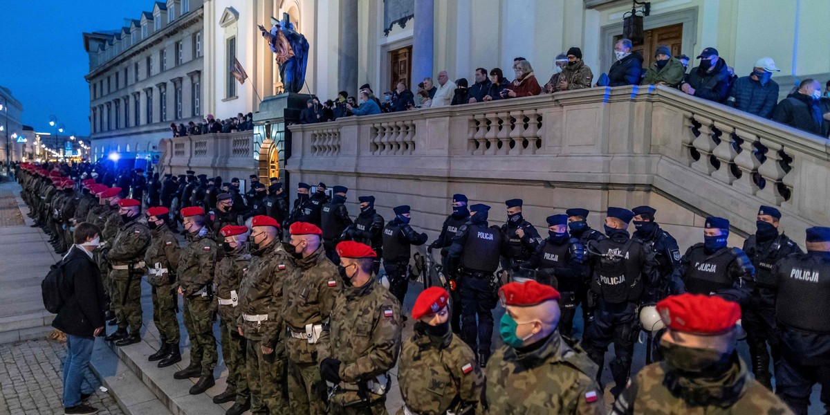 Żandarmeria Wojskowa i policja zabezpieczająca kościół Św. Krzyża w Warszawie