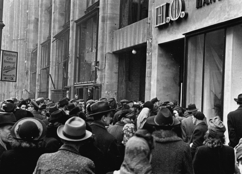 Tłum przed sklepem w Berlinie Wschodnim, 1949 r.