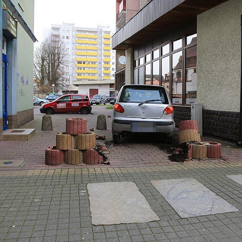 Kierowca uciekał przed policją. O mało nie wjechał w rodzinę z dzieckiem