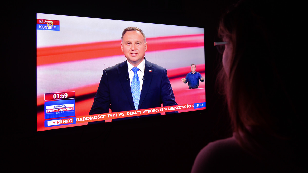 Andrzej Duda oskarżony o czytanie z promptera w trakcie debaty w TVP 