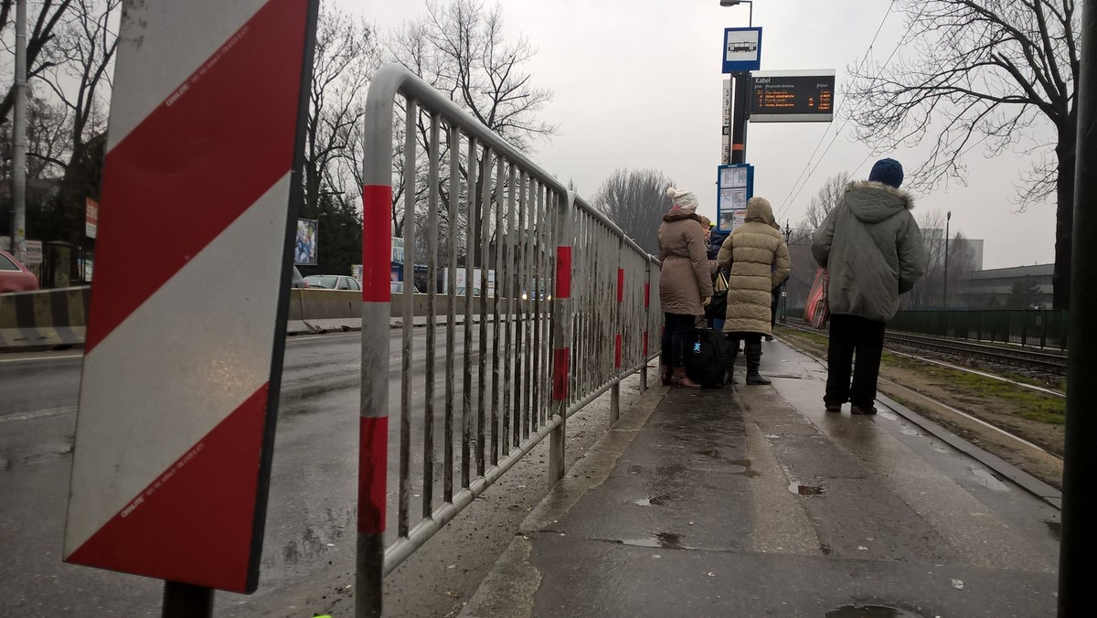 Pasażerowie stłoczeni w godzinach szczytu na przystanku "Kabel" przy ulicy Wielickiej muszą uciekać przed błotem i wodą z kałuży, którą ochlapują ich jadące samochody. To nie jedyny ich problem. Niewielki przystanek, po wybudowaniu estakady tramwajowej Lipska-Wielicka stał się spory centrum przesiadkowym. Urzędnicy o problemie wiedzą od ponad pół roku. Liczą, że w jego rozwiązaniu pomoże…deweloper. Po interwencji Onetu część problemu ma zostać rozwiązana do końca marca.