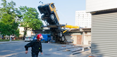 Dźwig runął na pawilon handlowy w Poznaniu