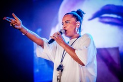 Neneh Cherry z pomocą Robyn odświeża "Buffalo Stance"