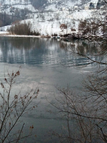 Marina svako jutro čamcem vodi devojčice u školu