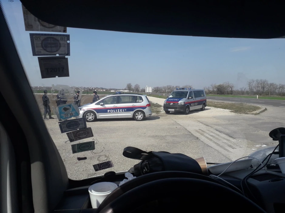 Austrijska policija ih povremeno pušta da idu u nabavku, ali nemaju uslova za higijenu