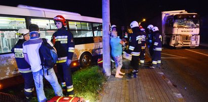 24 osoby ranne. Ciężarówka wjechała w autobus