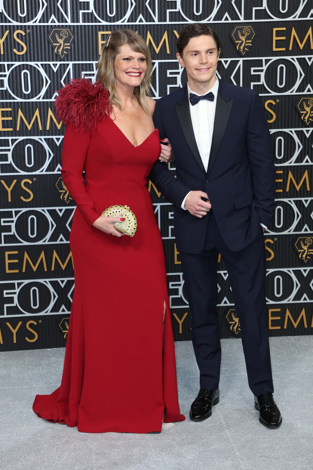 Emmy 2023: Michelle Peters i Evan Peters 