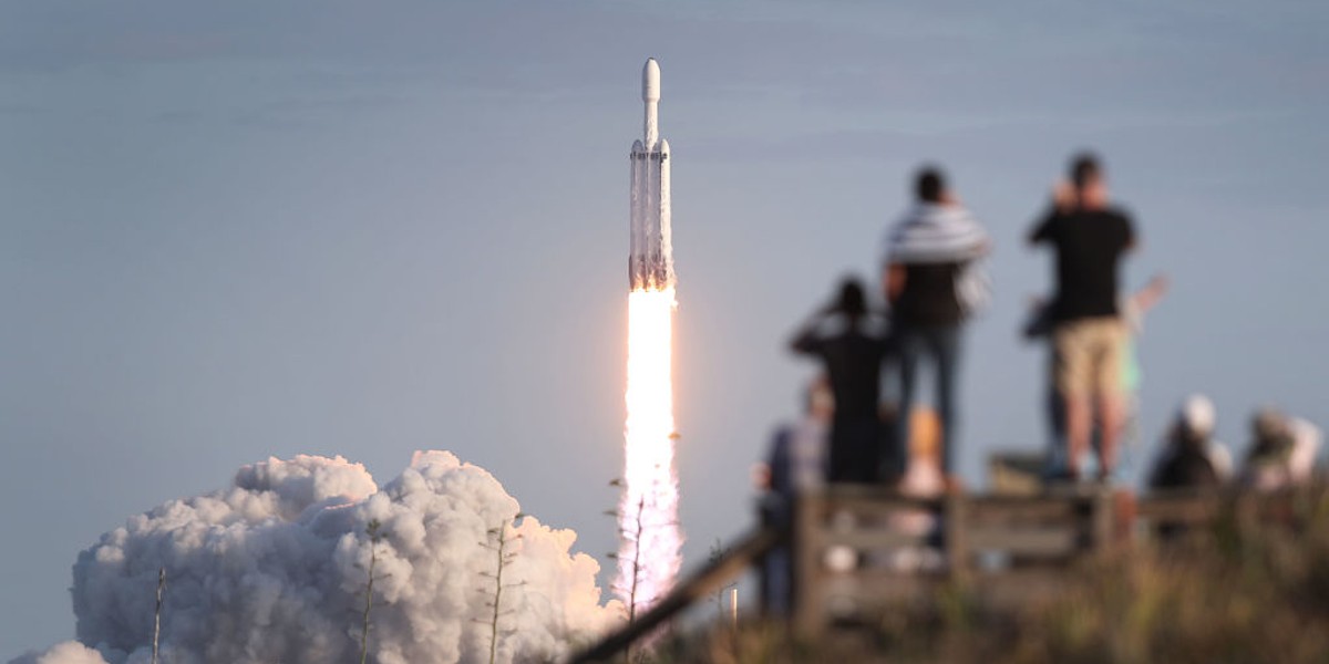 W 2019 roku rakieta Falcon Heavy wyniosła na orbitę satelitę telekomunikacyjnego firmy Lockheed Martin. Kosmiczny wyścig prywatnych firm nabiera tempa, a swe początki ma w latach 80. XX wieku