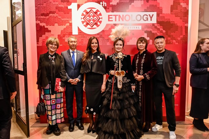 Tamara Vučić sa organizatorkom Etnolodži festivala Gogom Grubješič, ambasadorom Kazahstana u Srbiji i njegovom suprugom, kao i istaknutim kazahstanskim umetnicima