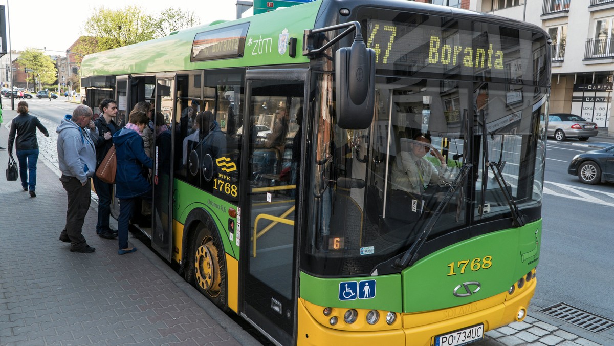 Miejskie, dzienne linie autobusowe w Poznaniu mają nową numerację - przed obecnym, dwucyfrowym numerem pojawiła się jedynka. Zmiana ma związek z ujednoliceniem numeracji transportu publicznego w aglomeracji poznańskiej.