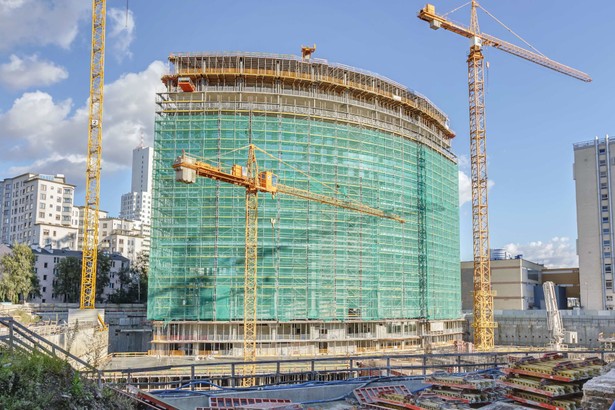 Na placu budowy Warsaw Spire zakończyły się właśnie prace związane z konstrukcją pierwszego 15-piętrowego budynku. Oprócz tego obiektu, w skład kompleksu wchodzić będzie drugi budynek tej samej wysokości oraz 180-metrowa wieża (220 m z iglicami). Będzie to najwyższy biurowiec w Polsce i jeden z najwyższych tego typu obiektów w Europie Środkowo-Wschodniej.