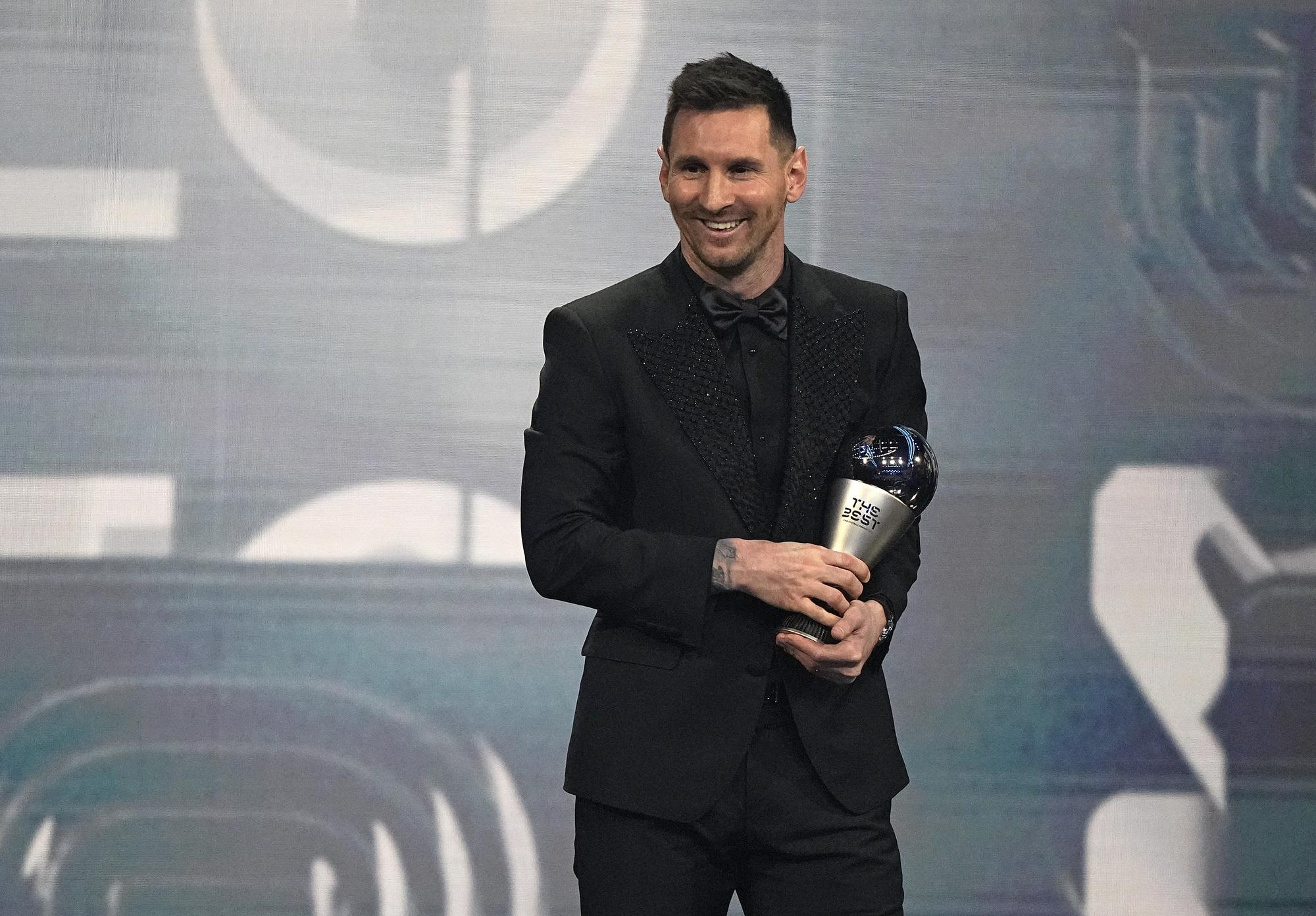 Argentínčan Lionel Messi pózuje s trofejou Hráč roka 2022 podľa Medzinárodnej futbalovej federácie (FIFA).