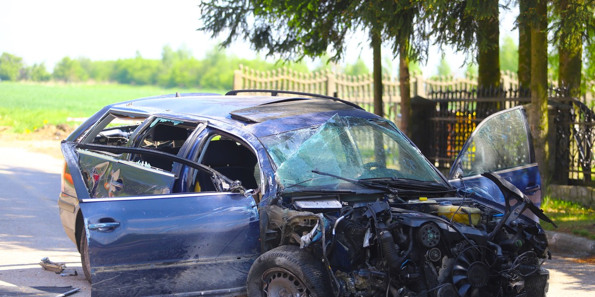 Chciał zabić żonę rozbijając auto o kościelny mur