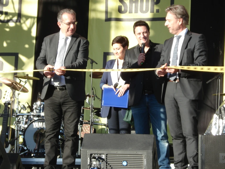 Svečanu vrpcu presekli gradonačelnik Niša Zoran perišić i direktor maloprodaje za Evropu kompanije "Immofinanz" Nikolas Fernandez