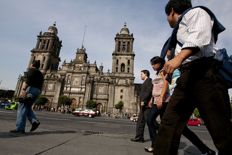 Ciekawa historia miasta jest odzwierciedlona w ciekawej architekturze – po konkwiście zabudowa aztecka została zrównana z ziemią i zastąpiono ją budowlami w stylu europejskim.

Na zdjęciu: Katedra miejska w Meksyku w stylu barokowo-klasycystycznym