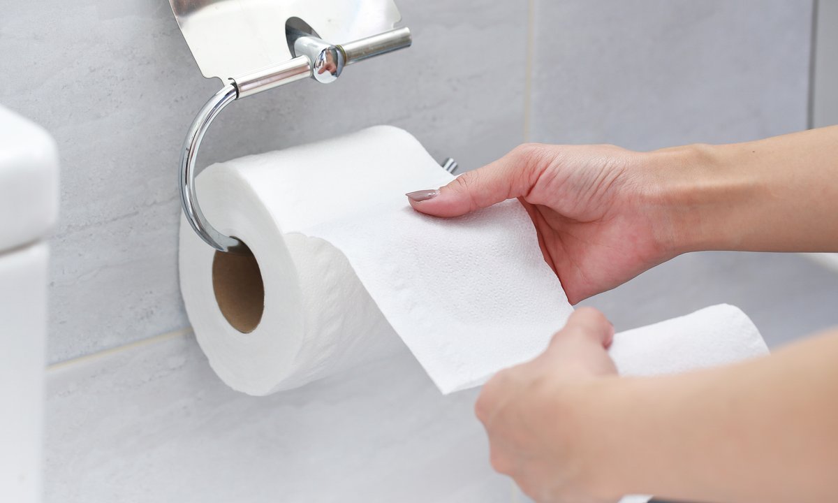 Polej tym rolkę z papieru toaletowego. Nieprzyjemne zapachy znikną