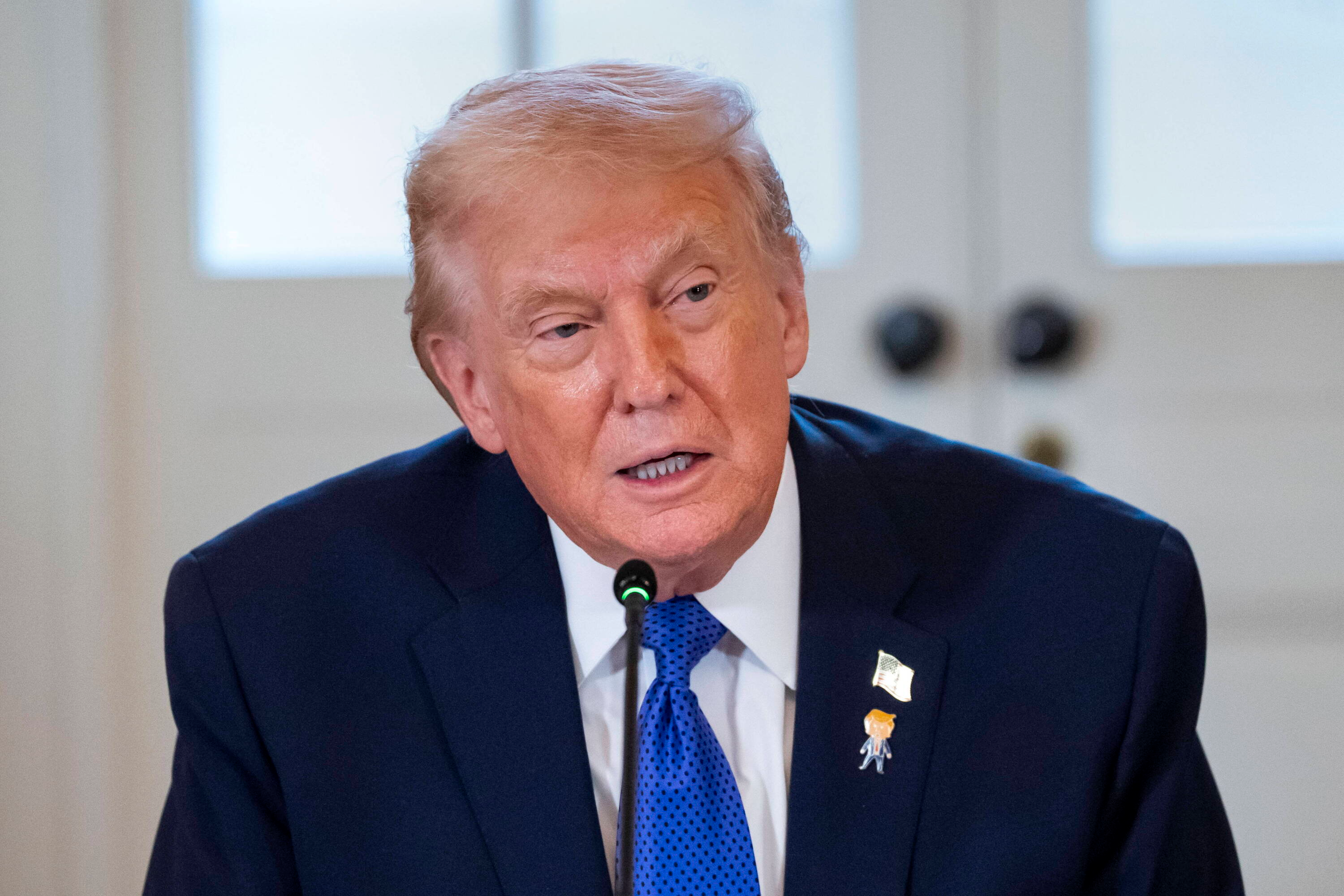 Trump wprowadza 25% cła na wszystkie kraje handlujące z Iranem