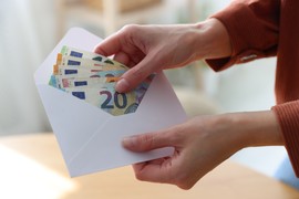 Koliko novca se poklanja za rođendan – 20, 50 ili 100 evra? Evo od čega zavisi iznos