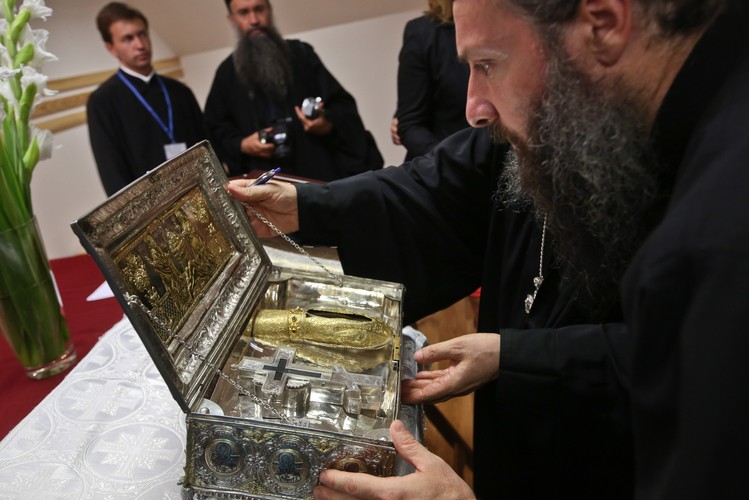 Relikwie przyleciały do Polski