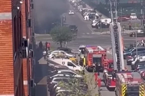 (VIDEO) GORI STAN U NOVOM SADU! Vatrogasci aktivirali i dizalicu, CRNI DIM se širi iz zgrade