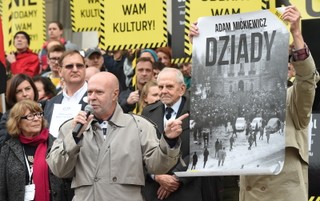 'Nie oddamy wam kultury'. Protest artystów przed PKiN