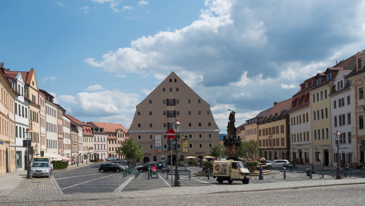 W niemieckim mieście Zittau, które leży na granicy z Polską, zgonów jest tak dużo, że zwłoki muszą być przechowywane w pomieszczeniach magistratu, które wcześniej służyły jako magazyny przeciwpowodziowe. Liczba zgonów wzrosła w tym mieście dwukrotnie w stosunku do poprzedniego roku.