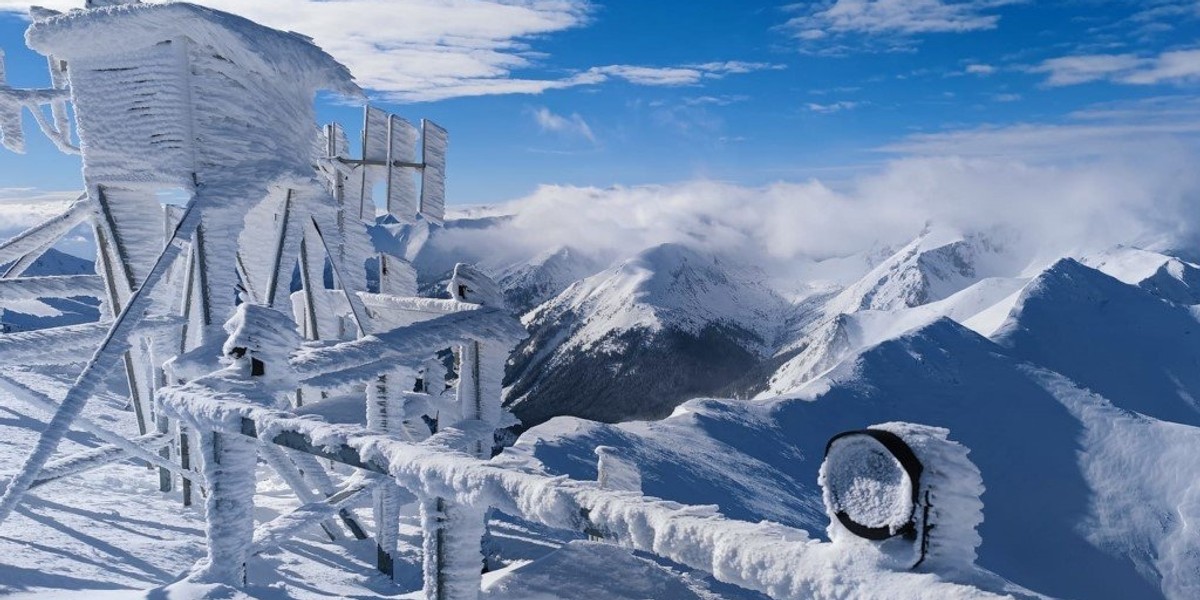 Widok z Wysokogórskiego Obserwatorium Meteorologicznego na Kasprowym Wierchu