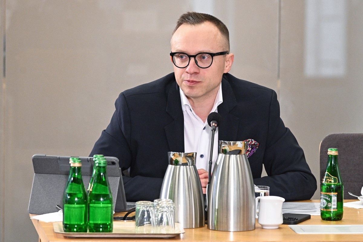 Były wiceminister aktywów państwowych, członek zarządu Narodowego Banku Polskiego Artur Soboń składa w Sejmie w Warszawie, zeznania przed sejmową komisją śledczą