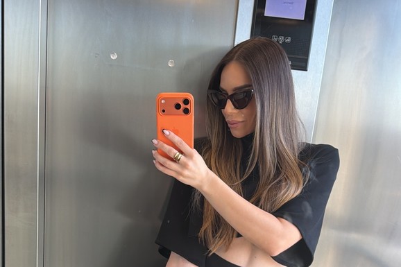 GO STOMAK, A DOLE PROVIDNO Pevačica rodila troje dece kolegi, on javno priznao da bi je prevario, a sada pokazala kako izgleda i nema ko se ne bi okrenuo za njom