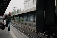 Scena na peronie dworca pojawia się trzykrotnie. Za każdym razem Witek goni odjeżdżający pociąg