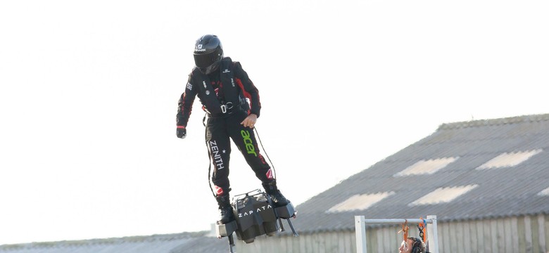 Zapata przeleciał nad La Manche na flyboardzie. Wzruszająca rozmowa z synem [WIDEO]