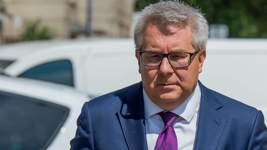 Ryszard Czarnecki z PiS ma dziurawe skarpetki