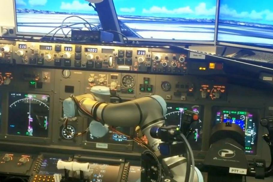 Robot laduje Boeingiem 737 
