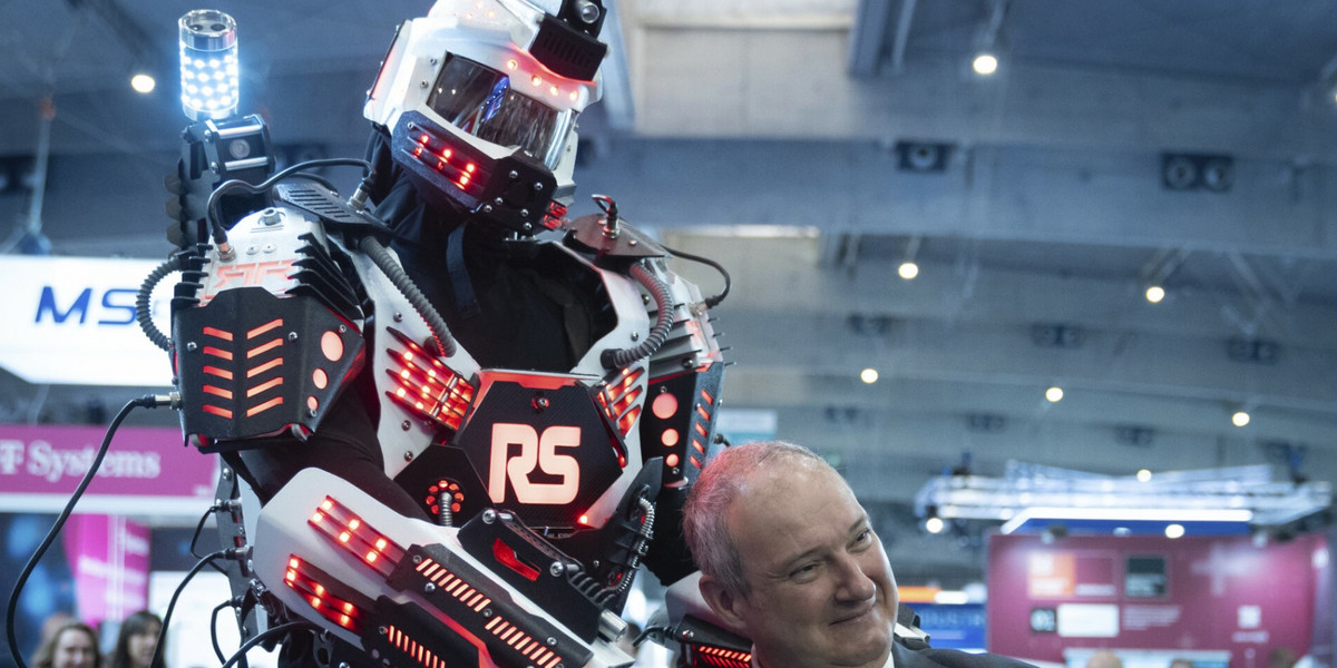 Czy AI stanowi zagrożenie? Na zdjęciu: robot witający odwiedzających targi Advances Factories w Barcelonie
