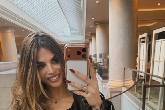 ŽENA SRPSKOG MOĆNIKA PONELA KOMAD OD 15.000 EVRA Evo od čega je napravljen: Pohvalila se svima (FOTO)