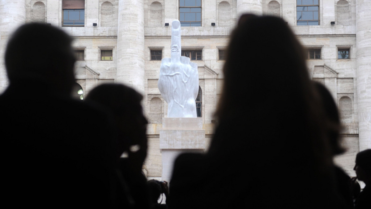 Gigantyczną rzeźbę przedstawiającą dłoń z podniesionym środkowym palcem odsłonił przed siedzibą giełdy w Mediolanie jej autor, znany włoski artysta Maurizio Cattelan. Prowokacja ta towarzyszyła inauguracji wystawy jego prac.