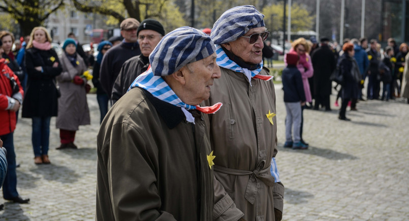 Władysław Bartoszewski w swoim wystąpieniu nazwał triumfem sprawiedliwości to, że rocznica powstania może być obchodzona jawnie i publicznie nie tylko w obecności rabina, ale z udziałem ludzi różnych wyznań, poglądów i pokoleń. "W sytuacji istnienia suwerennego, wolnego państwa Izrael” - dodał profesor Bartoszewski. Jak podkreśliła podczas uroczystości ambasador Izraela w Polsce Anna Azari, dawne warszawskie getto jest obszarem centralnym dla pamięci żydowskiego heroizmu. "To ważne, żebyśmy w przyszłości pamiętali, rozwijali i promowali wartości związane z tolerancją, miłością i człowieczeństwem" - dodała. Hołd walczącym w powstaniu oddano także w innych punktach dawnego getta: pod pomnikami Żegoty, Szmula Zygielbojma, Bunkrem Anielewicza, na Umschlagplatzu, przy tablicy Pawła Frenkla, a także w enklawie getta przy Siennej 55.