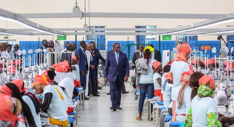 Le président Macky Sall visite une usine de textile