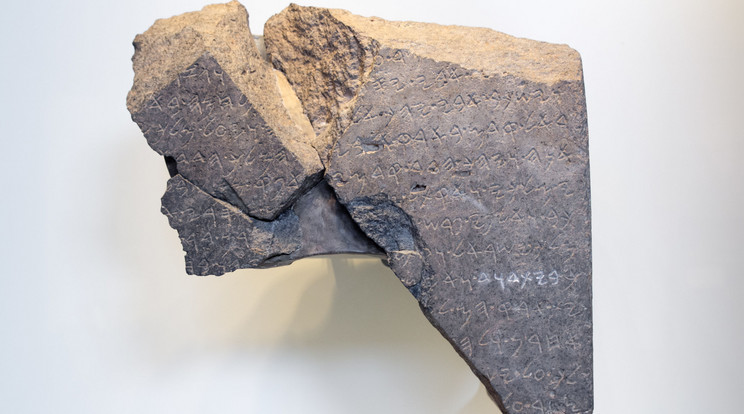 A 3000 éves kövön található arámi felirat Dávid házát említi/ Fotó: izraeli múzeum