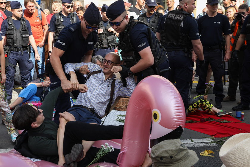 Warszawa: policjanci usuwali uczestników Świątecznego Pikniku Antyfaszystowskiego