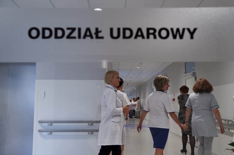 Remont to zdecydowanie za małe słowo na to co tu zrobiliśmy. Projekt zakładał całkowitą zmianę piętra, przestrzenie zostały zorganizowane zupełnie inaczej, znacznie bezpieczniej. Na chwilę obecną jesteśmy chyba najnowocześniejszym ośrodkiem w kwestii leczenia udarowego w tej części Polski, oddział który dziś oddajemy do użytku ma 20 łóżek, praktycznie jesteśmy w stanie przyjąć i uratować każdego pacjenta po udarze - przyznaje w rozmowie z portalem trojmiasto.pl Dariusz Kostrzewa, prezes spółki Copernicus, która zarządza szpitalem. Wartość inwestycji to ponad 6,4 miliona złotych, z czego ponad 2 miliony złotych pochodzi ze środków samorządu województwa pomorskiego.