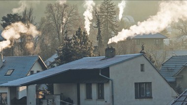 czyste powietrze straciło zaufanie polaków. wykonawcy zapowiadają kole
