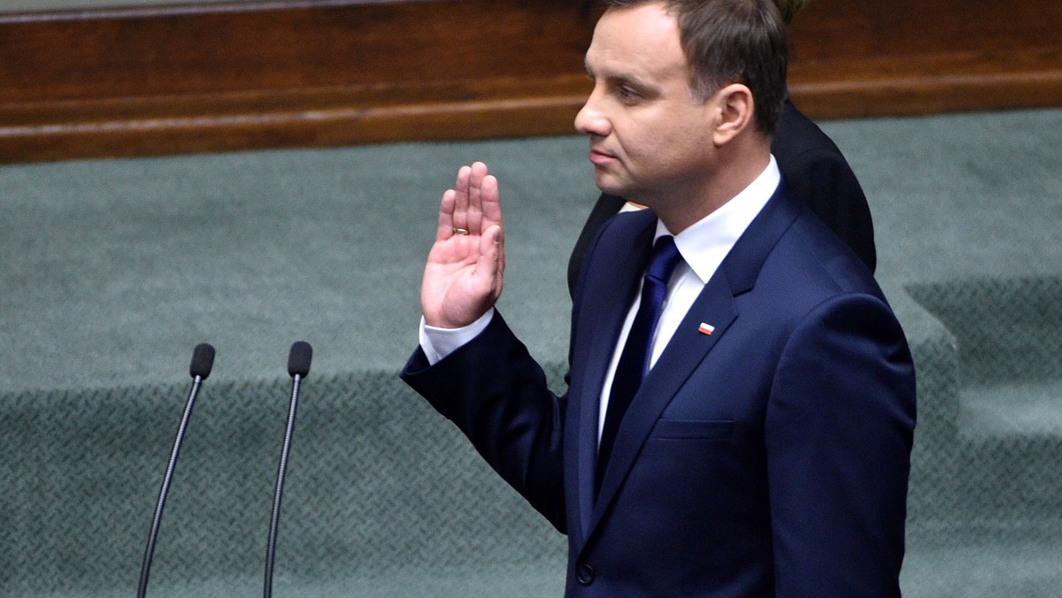 Andrzej Duda został zaprzysiężony na prezydenta Polski. Pytanie brzmi, jak dalece będzie chciał i mógł uniezależnić się od swej dawnej partii, Prawa i Sprawiedliwości, oraz prowadzić ponadpartyjną politykę - pisze niemiecka prasa.