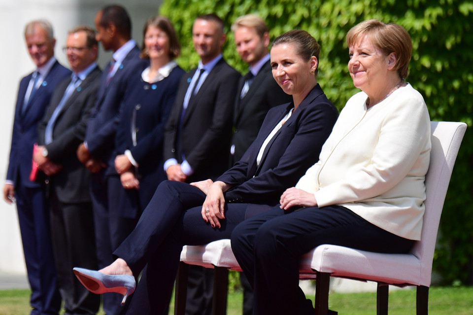 Angela Merkel wysłuchała hymnów na siedząco