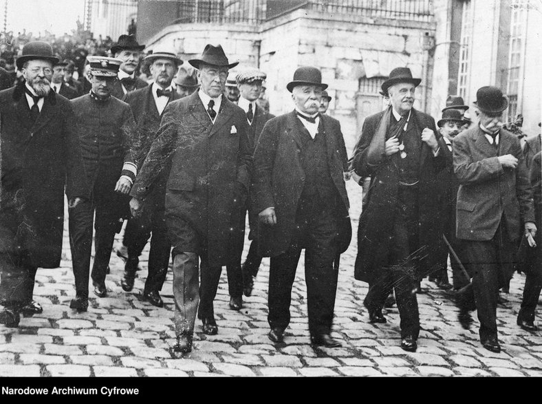Przedstawiciele państw Ententy po podpisaniu traktatu. Na pierwszym planie widoczni m.in.: prezydent USA Thomas Woodrow Wilson (1. z lewej), premier Francji Georges Clemenceau (w środku), minister spraw zagranicznych Wielkiej Brytanii Arthur James Balfour (2. z prawej) źródło: NAC