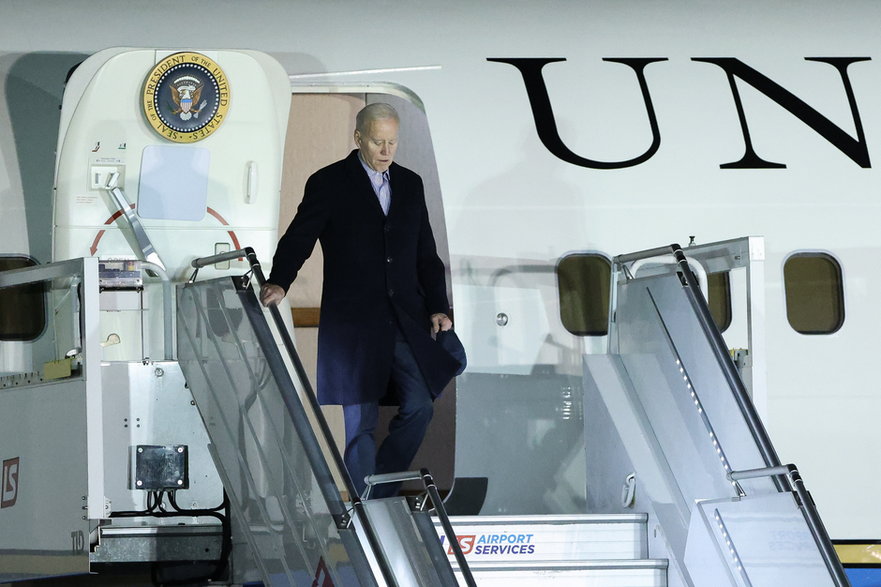 Joe Biden wysiada z samolotu w Warszawie